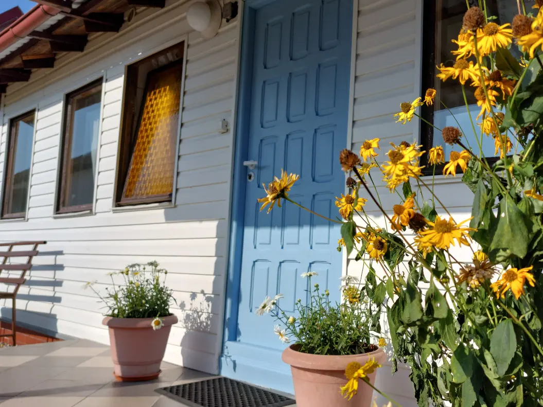 Domek nad jeziorem z widokiem