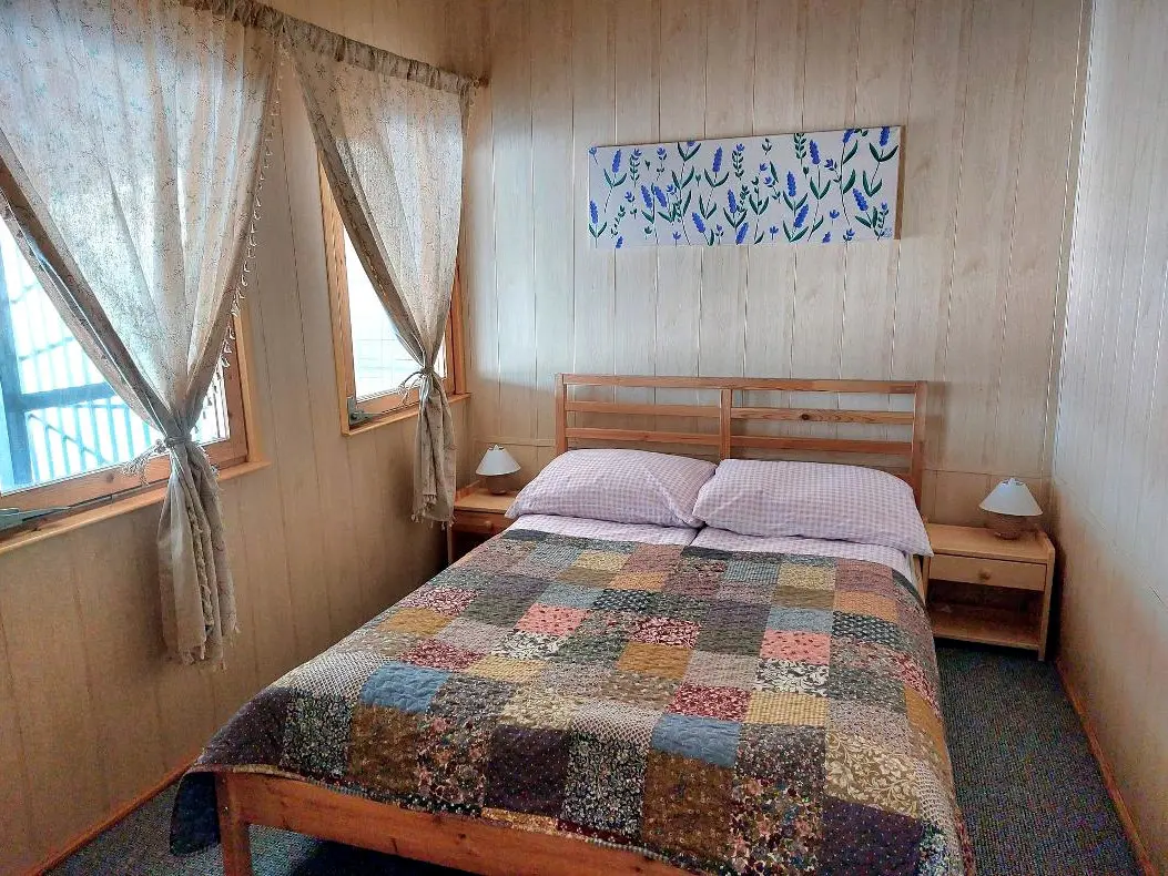 wygodna sypialnia z oknem na jezioro