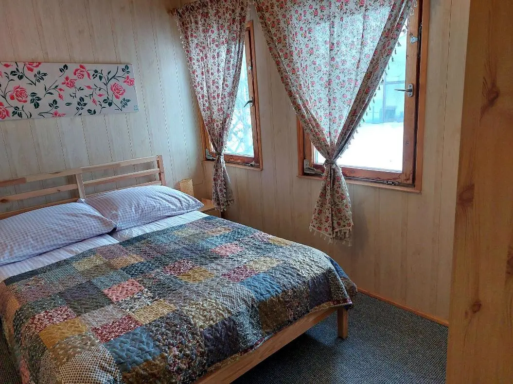 przestronna sypialnia w cichym miejscu