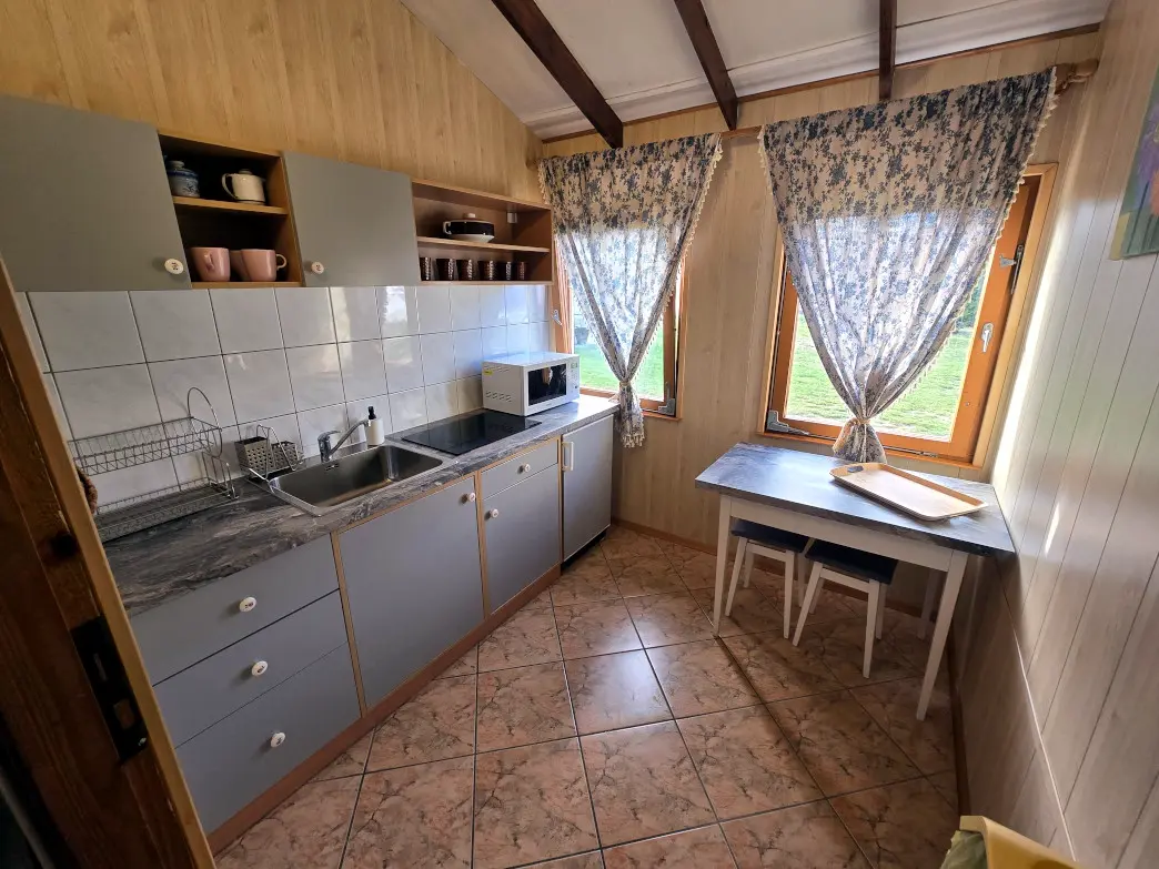 wyposażona kuchnia w domku nad jeziorem