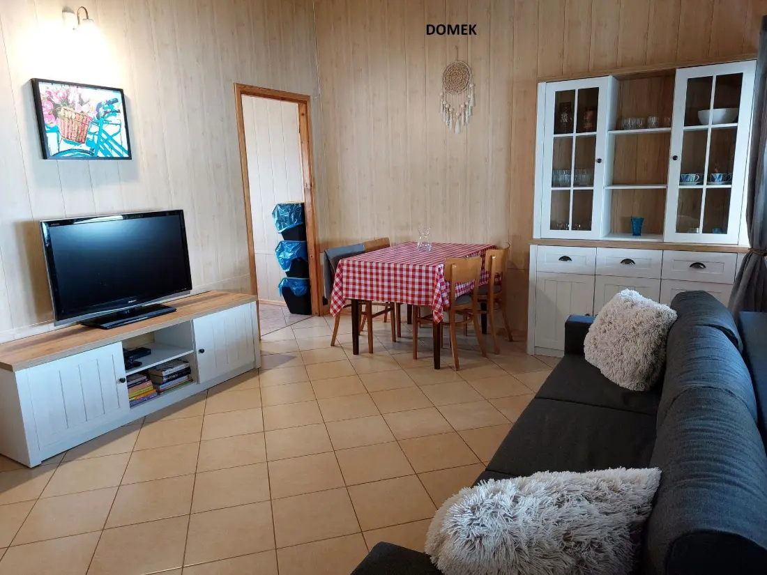 Przestronny salon z widokiem na jezioro