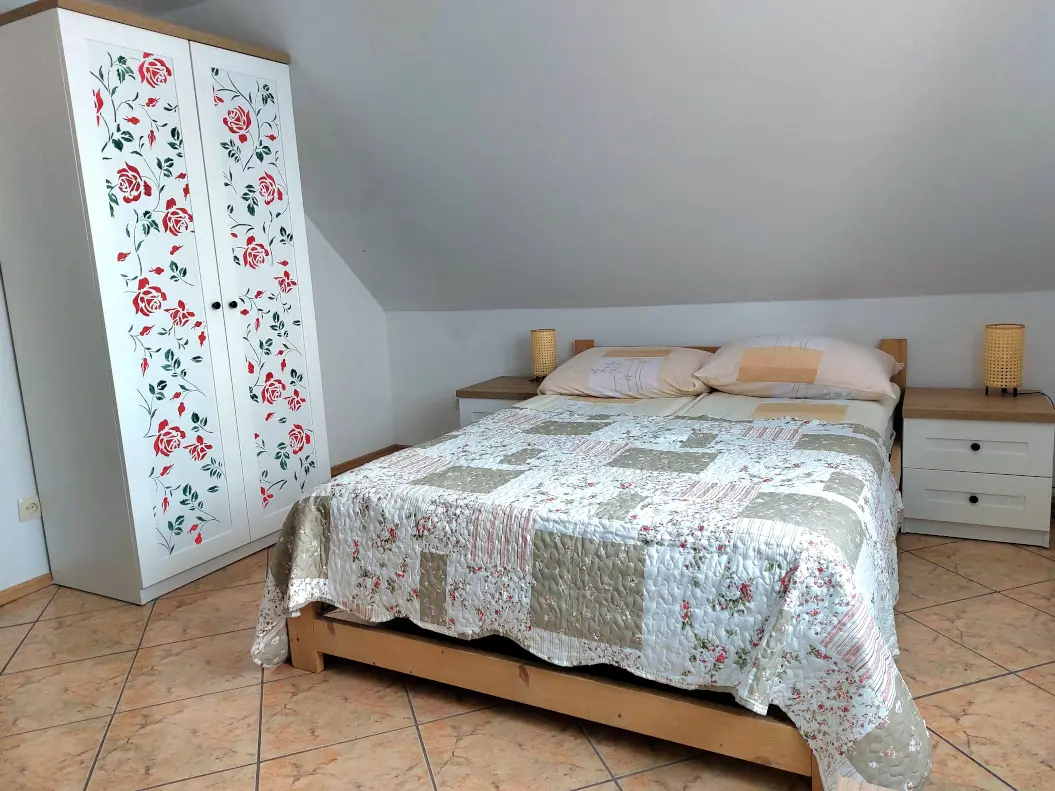 Sypialnia w apartamencie nad jeziorem na Mazurach