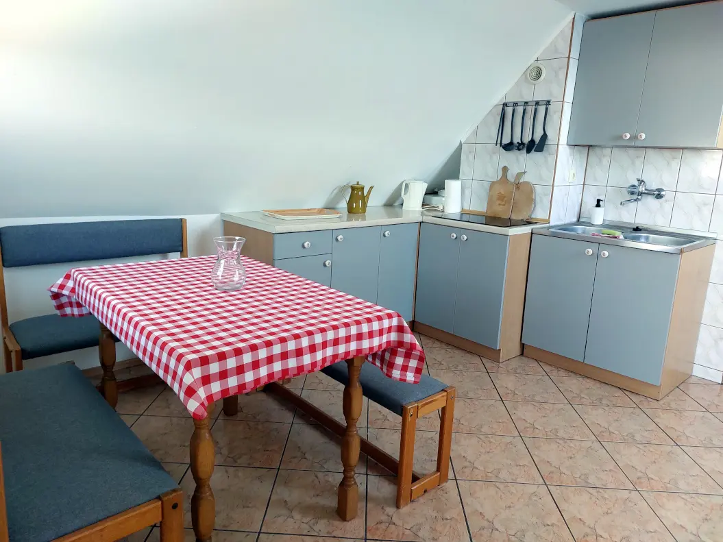 Aneks kuchenny apartamentu na mazurach z linią brzegową