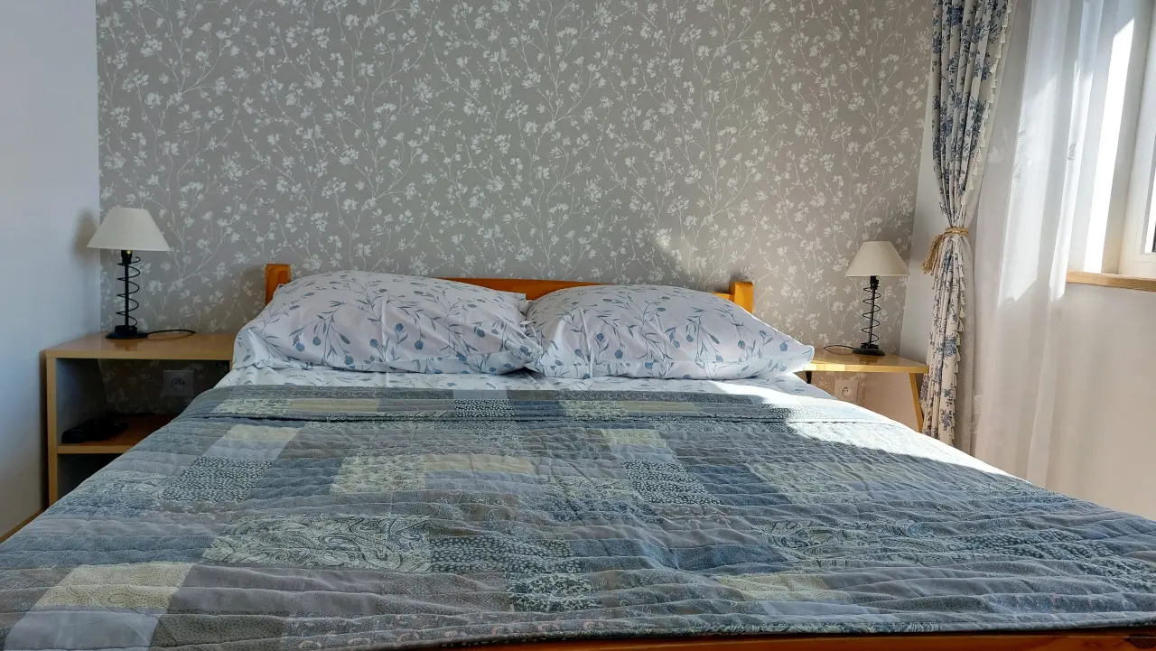 sypialnia nad jeziorem z widokiem