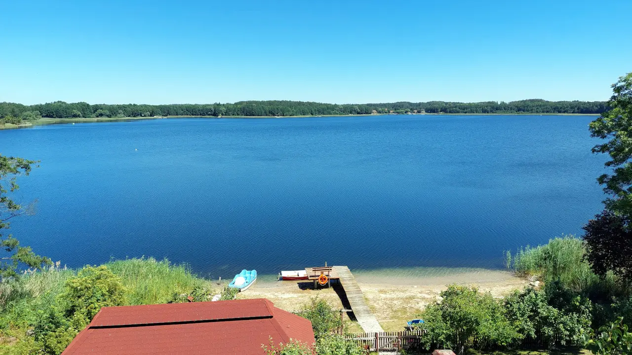 Widok z pokoju na taflę jeziora