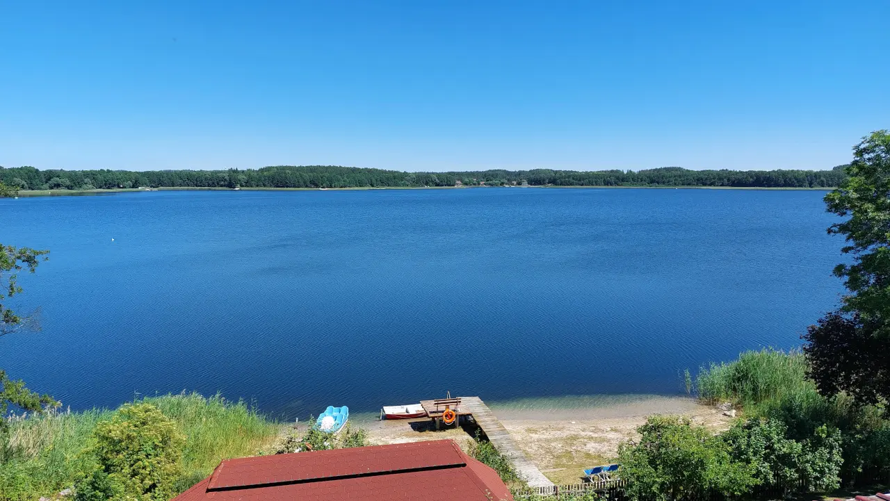 Widok na prywatną plażę i rower wodny