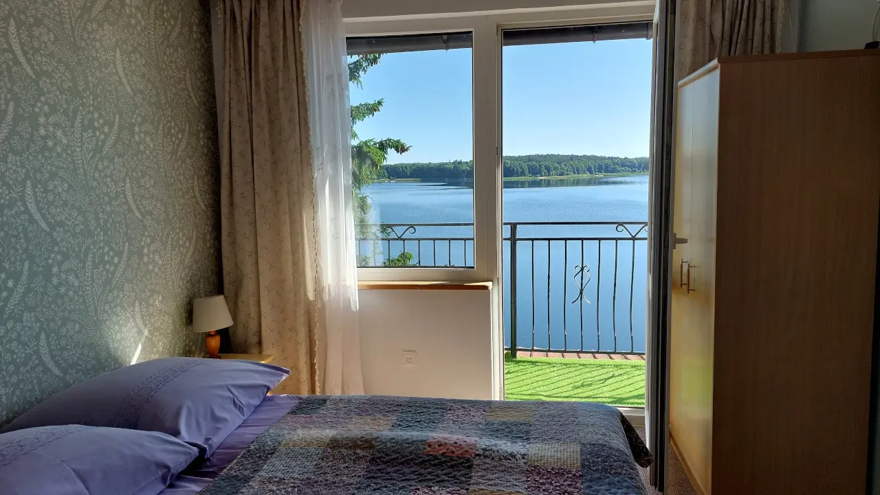 pokój z widokiem na jezioro na mazurach