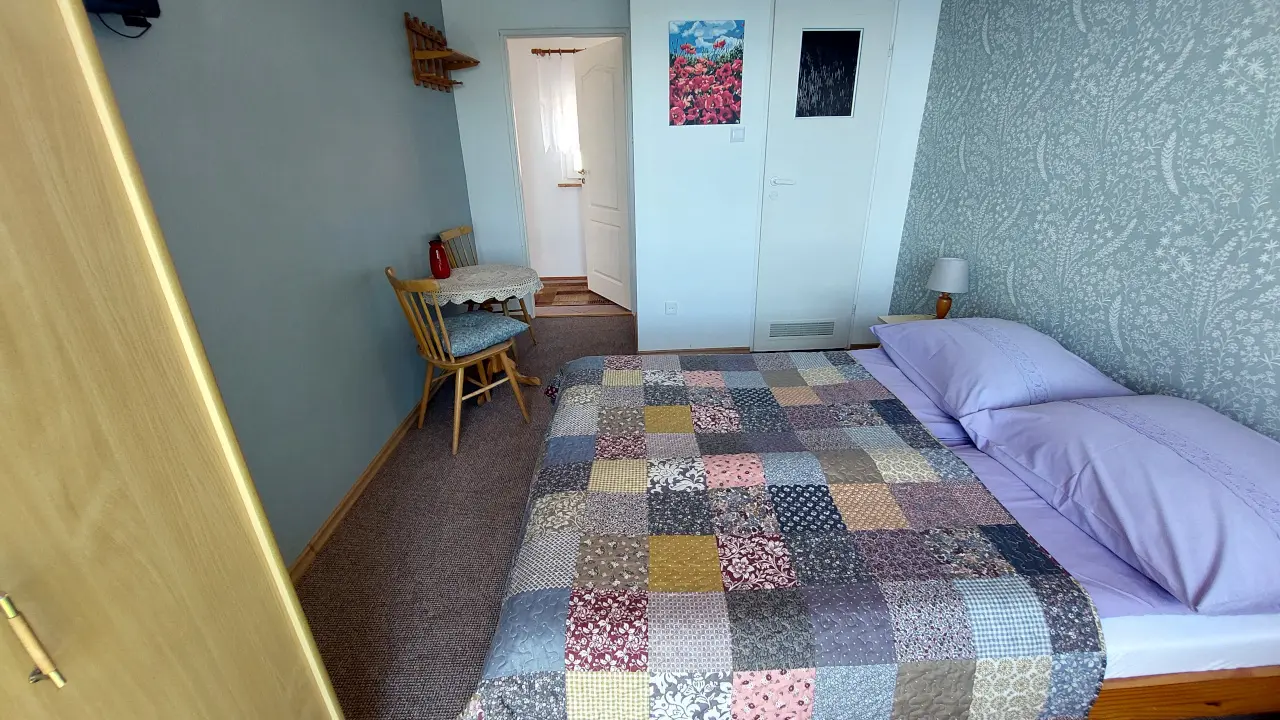 pokój z łazienką przy plaży