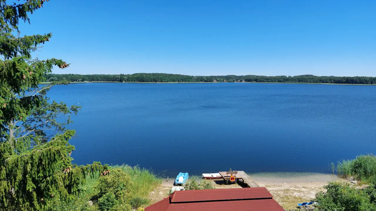 Widok z pokoju na taflę jeziora Probarskiego