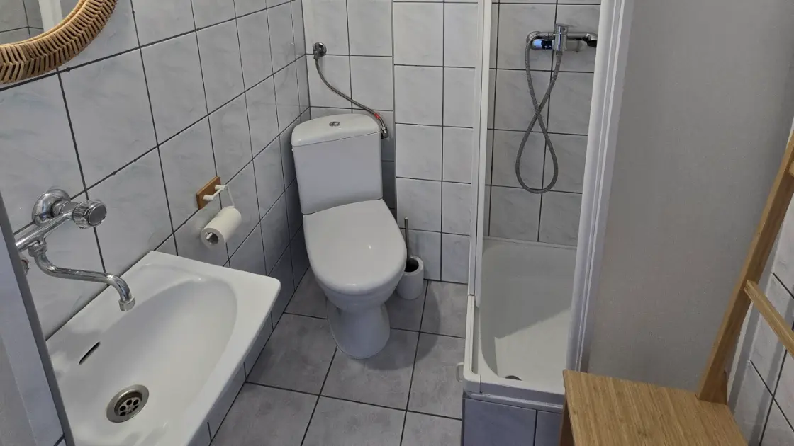 pokój z widokiem na jezioro i łazienką