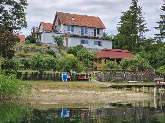 Dom z pomostem i prywatną plażą, huśtawka