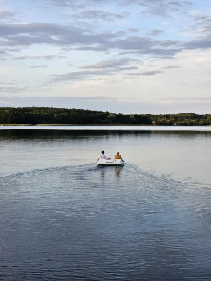 Przejażdżka rowerem wodnym po czystym jeziorze